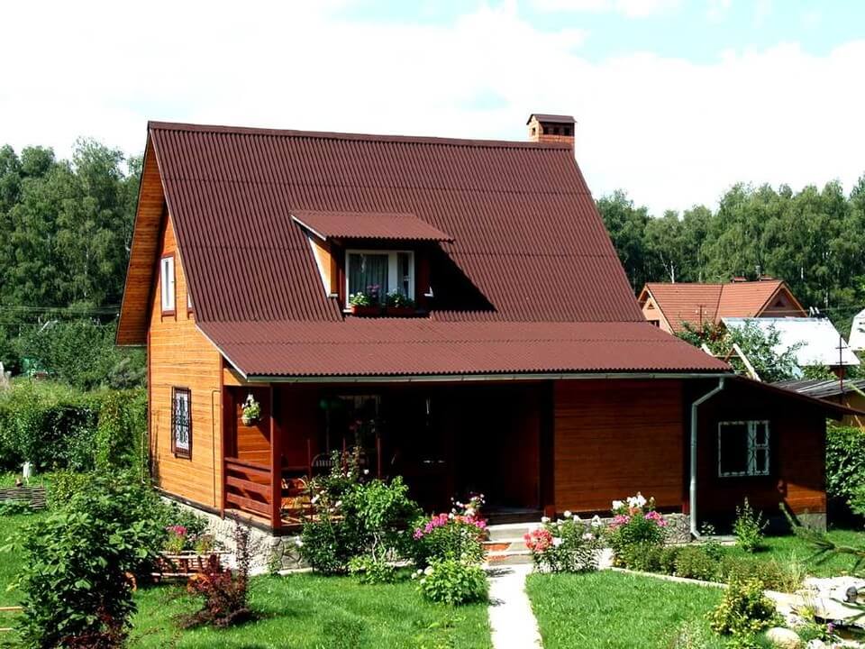 дом из бруса с двускатной крышей