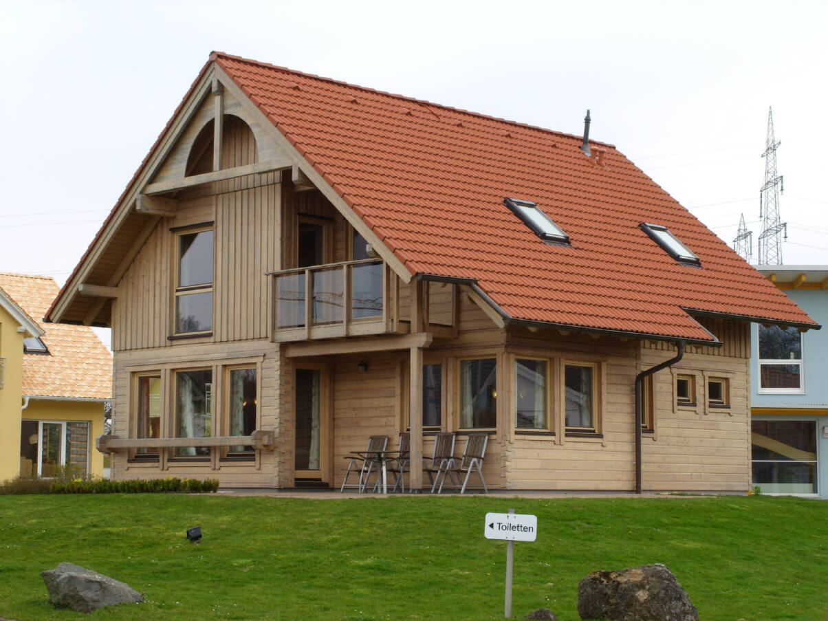 Деревянный дом с рыжей крышей