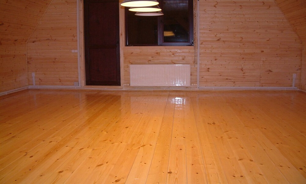 деревянный пол в деревянном доме